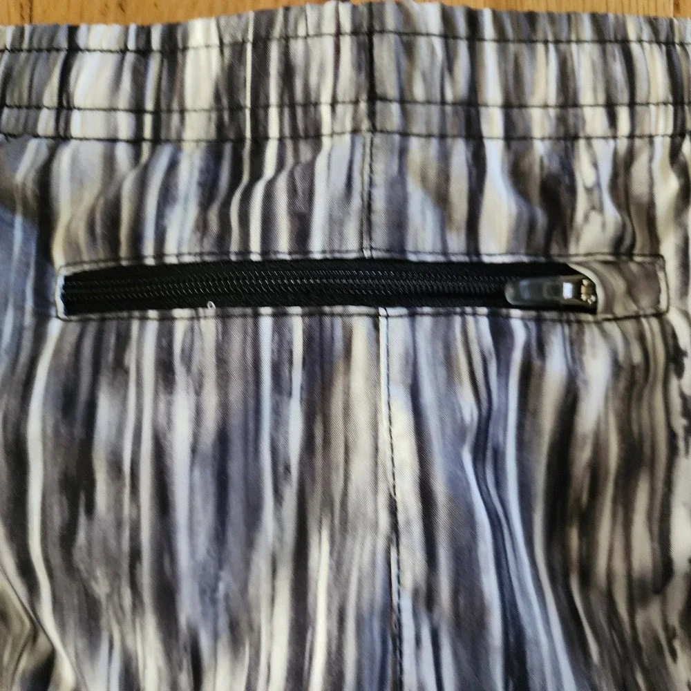 Nike Dri-FIT Running Shorts‎ Women's Medium Athletic Black White Abstract Print
